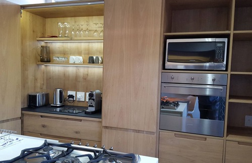 Plumstead Ski Chalet | Cottage Chenin, full kitchen, fast wifi, 40 "smart TV, climate, wood burning stove