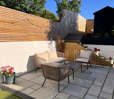 Newquay House | Cottage Close To Beach-With Parking-Garden-Peaceful Setting