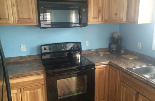 Old Orchard Beach Cottage | Cottage close to beach. Sleeps 6. Back deck with grill. Close to amusement parks