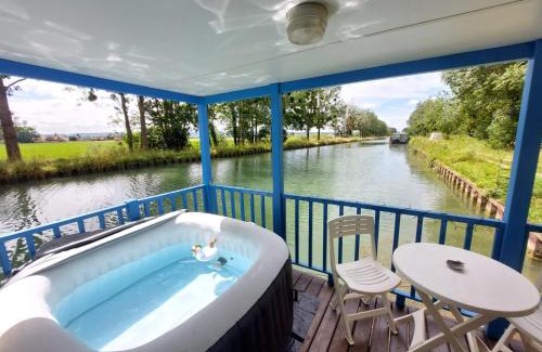 Ouges Boat Rental | Cottage flottant Terrasse Nature près Dijon