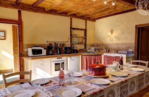 Saint-Martin-la-Sauvete Cottage | Cottage for 10, fireplace, pets allowed