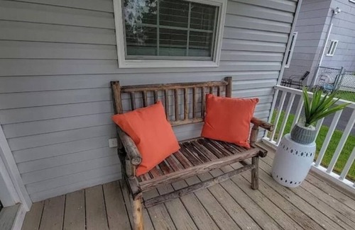 Auburn Cottage | Cottage getaway, pet friendly, fully fenced yard