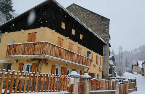 Abries Cottage | Cottage 'Gite Notre Désir' with Mountain View, Private Terrace and Wi-Fi