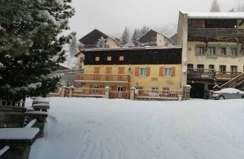 Abries Cottage | Cottage 'Gite Notre Désir' with Mountain View, Private Terrace and Wi-Fi