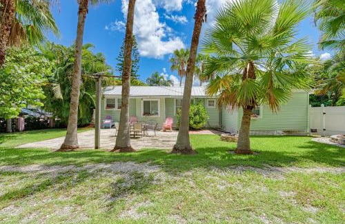 Bradenton Beach House | Cottage Haven-One Minute Walk To The Beach-Private Yards-Keyless Locks