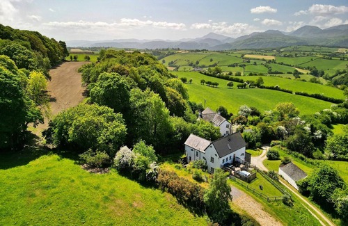 Eglwysbach House | Cottage in Conwy with Hot Tub & Mountain Views