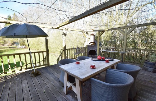 Montaron House | Cottage in France with Garden near Lake