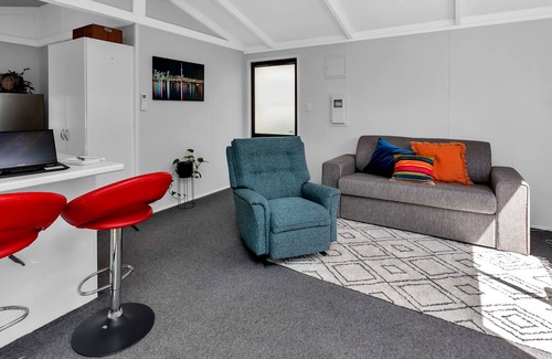 Kensington Cottage | Cottage in garden setting - close to walking tracks and food outlets.