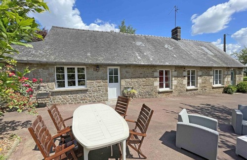Mantilly Cottage | Cottage in Normandy with Garden and WiFi Included