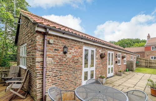 Garton Cottage | COTTAGE IN THE POND W43212