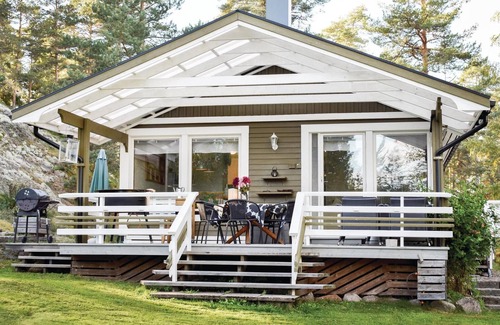 Motala House | Cottage in Västanvik is located 20 km from Motala and on the northeast shore of Vättern.