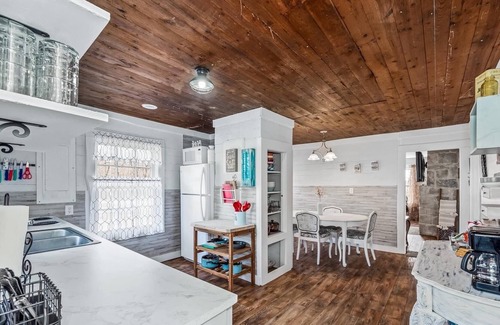 Fort Payne Cottage | Cottage/ jetted tub/ 1acre/charcoal grill/ fire pit/picnic table/ Wi-Fi/ Roku tv