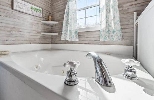 Fort Payne Cottage | Cottage/ jetted tub/ 1acre/charcoal grill/ fire pit/picnic table/ Wi-Fi/ Roku tv