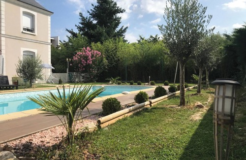 Saint-Cyr-sur-Loire Villa | Cottage La Villa BoléronUn Petit manoir, un lieu unique accueille les familles