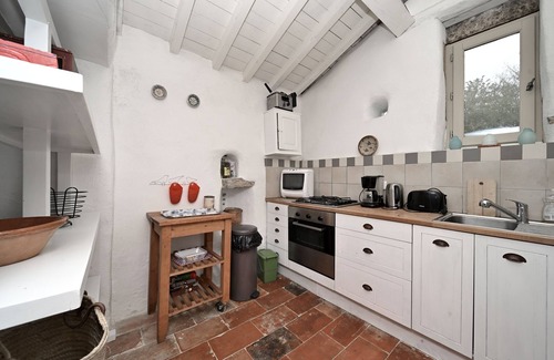 Pech-Luna House | Cottage 'La Maison D'amis Du Chateau' with Shared Pool, Wi-Fi and Air Conditioning