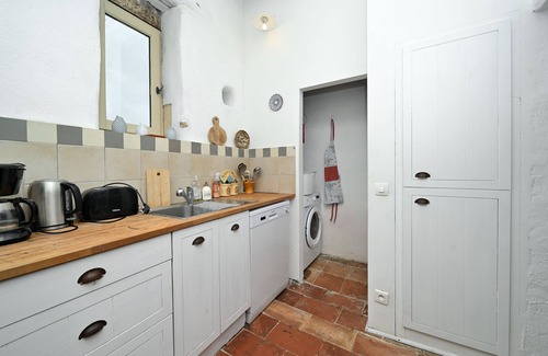 Pech-Luna House | Cottage 'La Maison D'amis Du Chateau' with Shared Pool, Wi-Fi and Air Conditioning