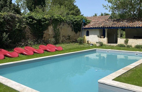 Pech-Luna House | Cottage 'La Maison D'amis Du Chateau' with Shared Pool, Wi-Fi and Air Conditioning