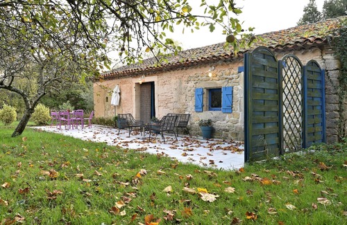 Pech-Luna House | Cottage 'La Maison D'amis Du Chateau' with Shared Pool, Wi-Fi and Air Conditioning