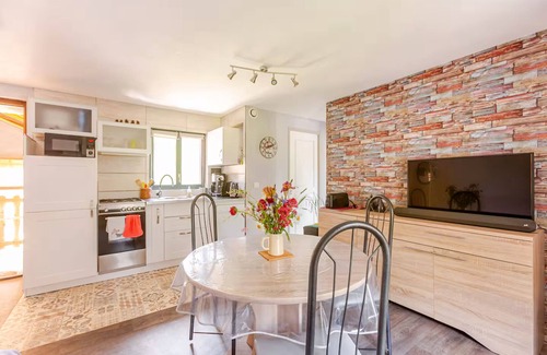 Les Cotes de Corps House | Cottage 'Le P'tit' with Lake View, Private Terrace and Wi-Fi