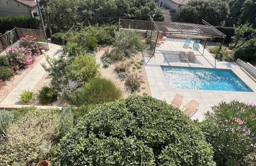 Vedene Apartment | Cottage Les Deux Pins for 4 in Provence, Avignon Festival, nature, wine route