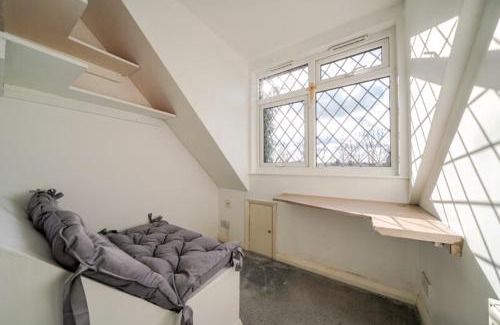London Borough of Bromley House | Cottage Mew for Contractors and Family Stays Near Bromley - Free Parking & WIFI
