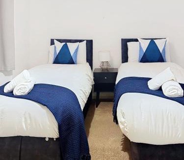 London Borough of Bromley House | Cottage Mew for Contractors and Family Stays Near Bromley - Free Parking & WIFI