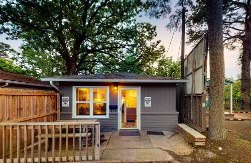 Eureka Springs Historic District Cottage | Cottage near downtown Eureka Springs with WiFi, picnic table & smart TV
