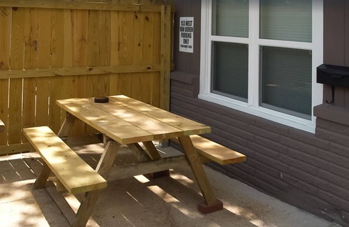 Eureka Springs Historic District Cottage | Cottage near downtown with a patio, WiFi, kitchenettes & central AC