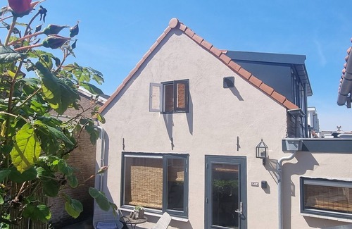 Noordwijk Cottage | Cottage near the beach in the center.*