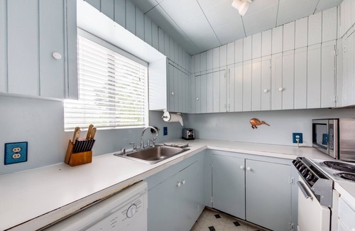 Gleneden Beach Cottage | Cottage near the beach perfect for a couple with deck, grill, & fireplace