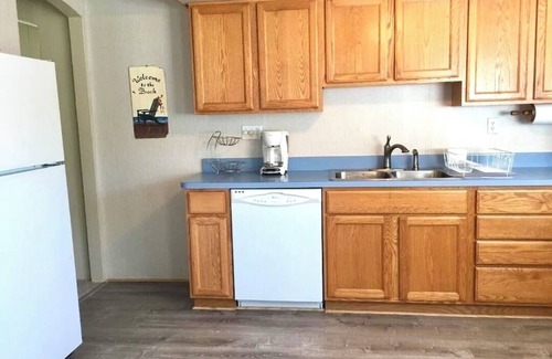 North Cape May House | Cottage Near the Bay 2.5 blocks to the beach & Harpoons. September open.