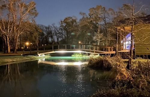Breaux Bridge Cottage | Cottage on a pond, walking distance to everything Cajun!