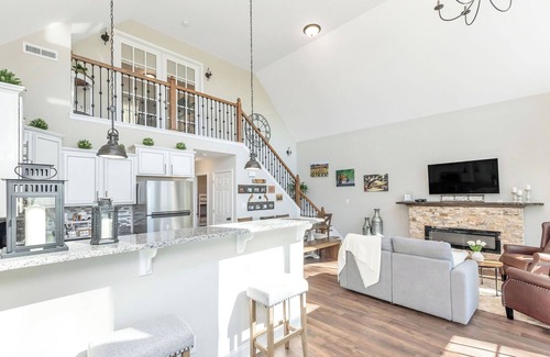 Arlington House | Cottage on a Private Vineyard with Scenic Views and Hot Tub