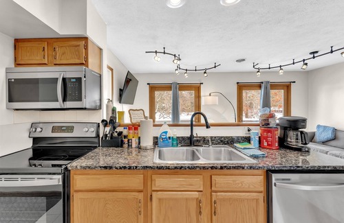 Greenville Cottage | Cottage on Little Blue Lake with Hot Tub!