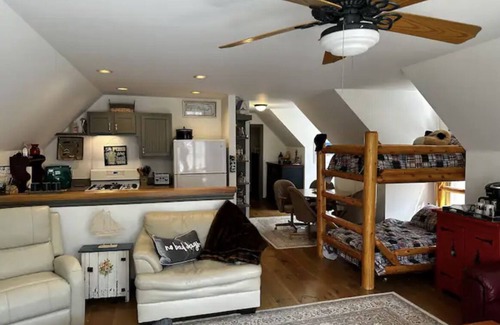 Levering House | Cottage on Munro Lake