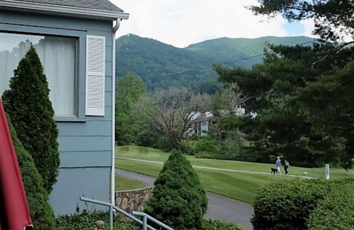 Waynesville Cottage | Cottage on the Greens- 2/2 home overlooking #2 green of Blue Ridge course at WCC. A/C, internet