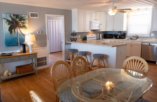 Ocean Isle Beach Cottage | Cottage on the beach, pet friendly!