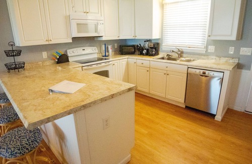 Ocean Isle Beach Cottage | Cottage on the beach, pet friendly!