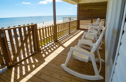 Ocean Isle Beach Cottage | Cottage on the beach, pet friendly!