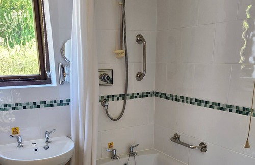 Backbarrow Cottage | Cottage-Private Bathroom-River view-Sleeps 6