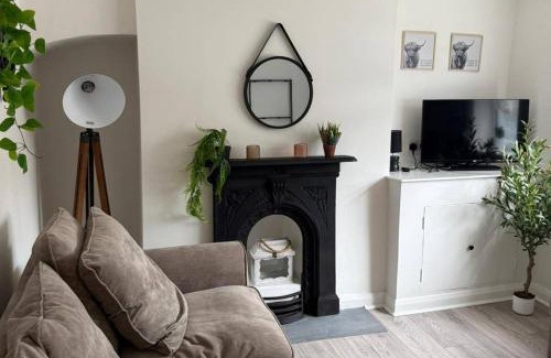 Middlewich House | Cottage - Sleeps 4 - Pets Ok - Garden - Parking