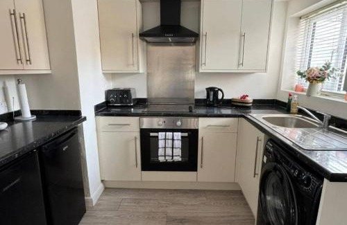 Middlewich House | Cottage - Sleeps 4 - Pets Ok - Garden - Parking