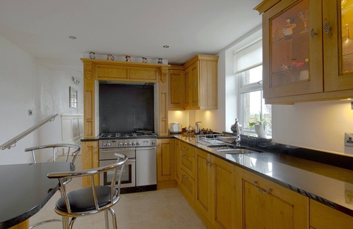 Knott End-on-Sea Cottage | Cottage - Sleeps 5 - Hot Tub - Garden - Parking