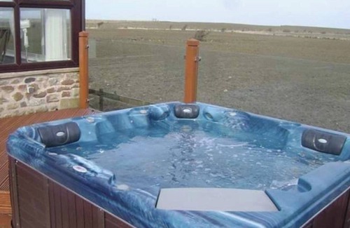 Knott End-on-Sea Cottage | Cottage - Sleeps 5 - Hot Tub - Garden - Parking