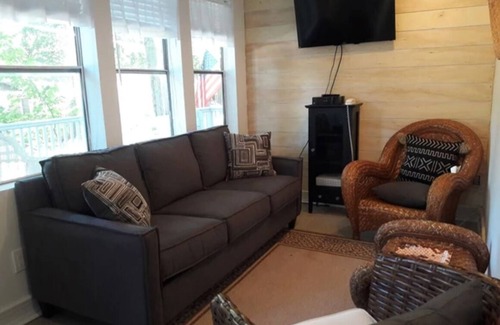 Baiting Hollow Cottage | Cottage: Sleeps 6-7: Walk To Private Beach: In Wine Country
