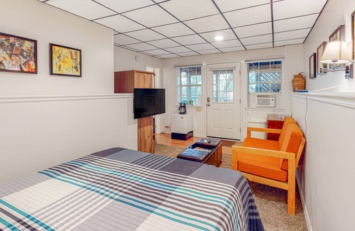 Eureka Springs Historic District Cottage | Cottage studio near downtown Eureka Springs with WiFi, smart TV & patio