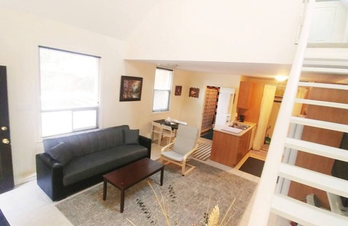 Woodbridge House | Cottage-style detached house in the city - 30 days and longer