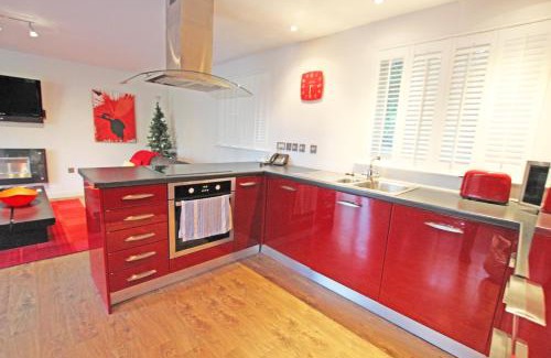 Denton House | Cottage surrounded by woodland and vineyards.