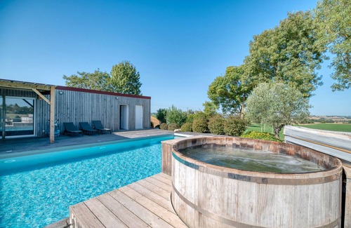 Faudoas House | Cottage 'Villa Virginie Gite 2' with Lake View, Wi-Fi and Air Conditioning