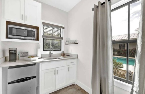 Fredericksburg House | Cottage w/Pool Access-Walk to Main St!